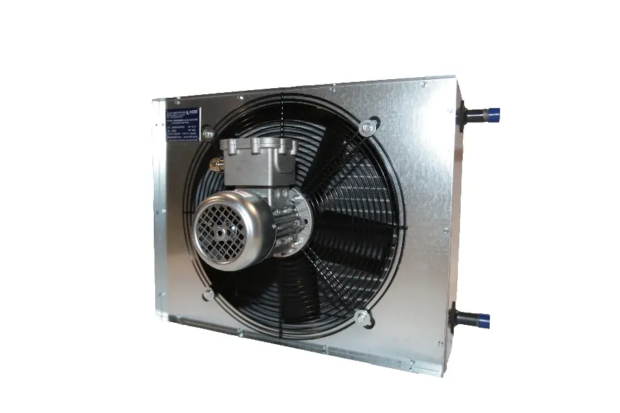 Een metalen industriële ventilator met een beschermrooster en een motor is gemonteerd op een rechthoekig frame met aan de rechterkant twee blauwe buisverbindingen, tegen een witte achtergrond.