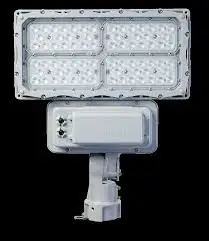 Een rechthoekige LED-schijnwerper met vier heldere panelen, gemonteerd op een stevige voet, tegen een zwarte achtergrond.