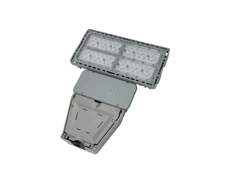 Rechthoekige, grijze industriële LED-lamp met een doorzichtig paneel waarin meerdere kleine LED-lampjes zijn verwerkt, gemonteerd op een metalen voet met het opschrift „Dialight“, geïsoleerd tegen een witte achtergrond.