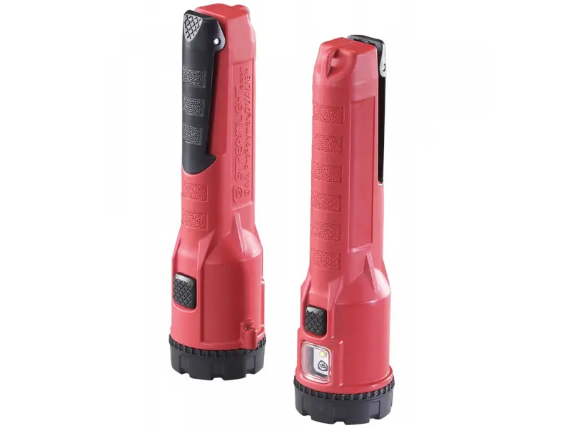 Er zijn twee rode zaklampen te zien met zwarte accenten op de handgreep en een gestructureerde behuizing; ze staan rechtop op een witte achtergrond, waarbij de ene de voorkant laat zien en de andere de achterkant.