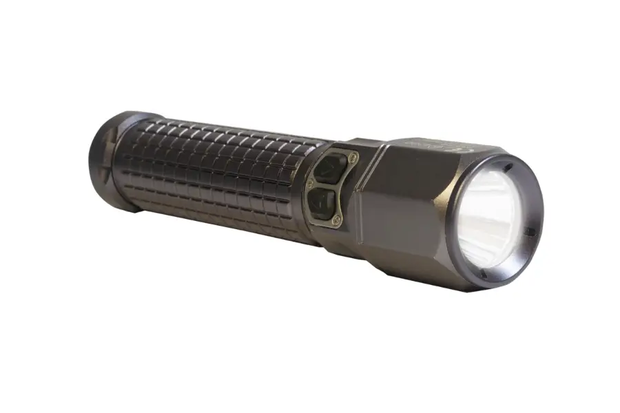 Een zwarte zaklamp met een gestructureerd oppervlak, een zeshoekige kop en een gloeiende lens, schuin geplaatst tegen een witte achtergrond.
