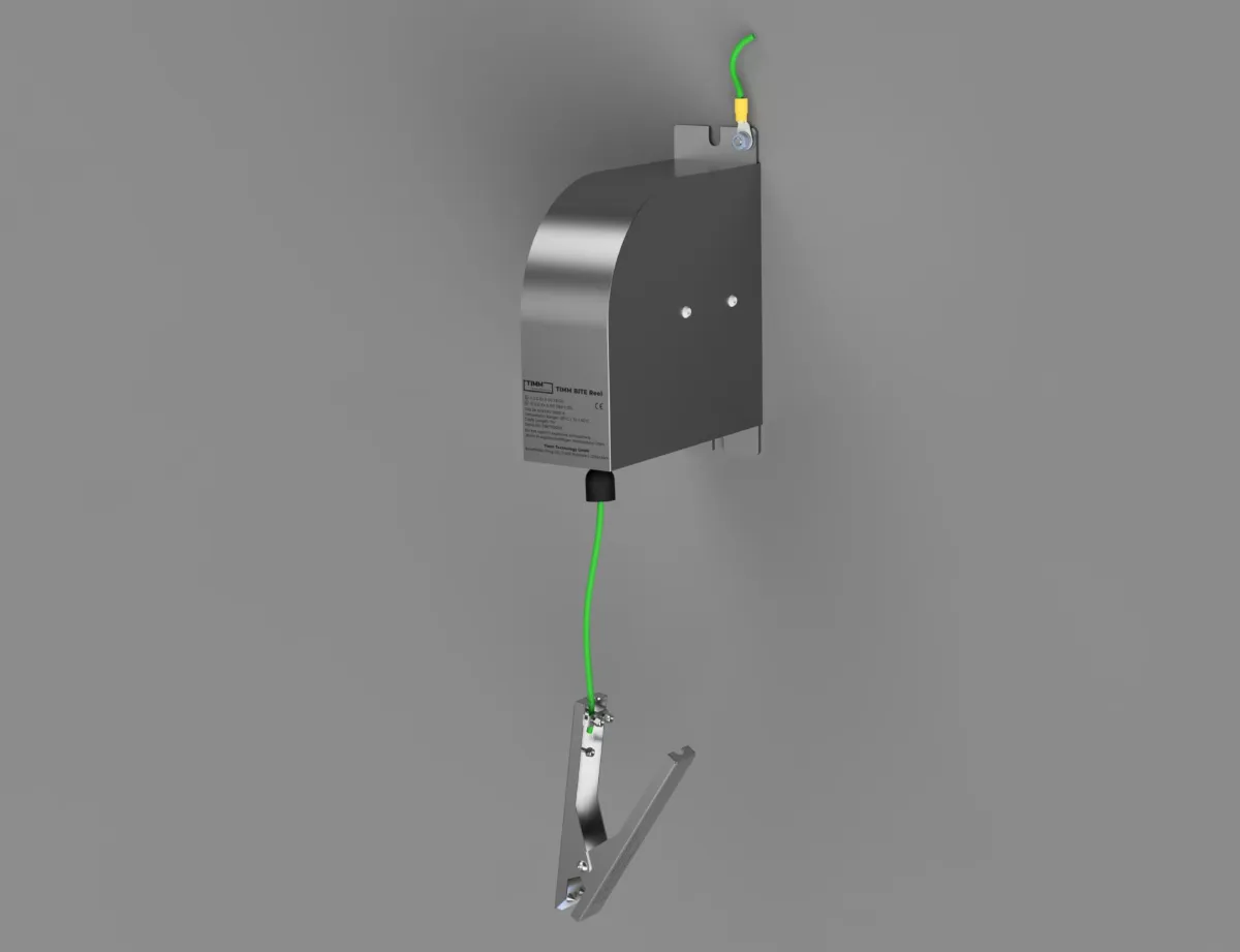 Een metalen wandapparaat met een gebogen behuizing, groene draden die aan de boven- en onderkant zijn aangesloten, en een metalen beugel die aan de onderkant is bevestigd, dit alles tegen een effen grijze achtergrond.