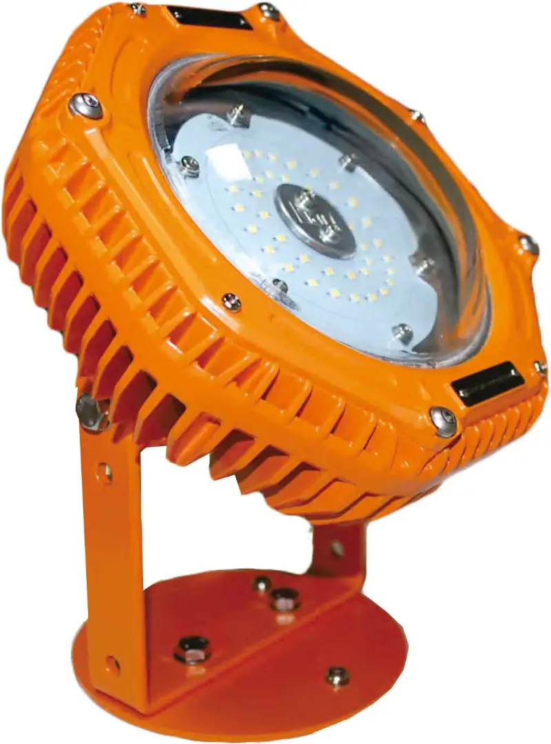 Een oranje industriële LED-schijnwerper met een stevig metalen frame, een ronde glazen kap en zichtbare LED-lampen, gemonteerd op een verstelbare voet.