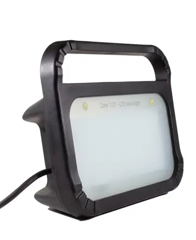 Een zwarte, rechthoekige LED-werklamp met een handgreep aan de bovenkant en een mat voorpaneel, afgebeeld onder een hoek, met een netsnoer dat aan de zijkant uit de lamp steekt.