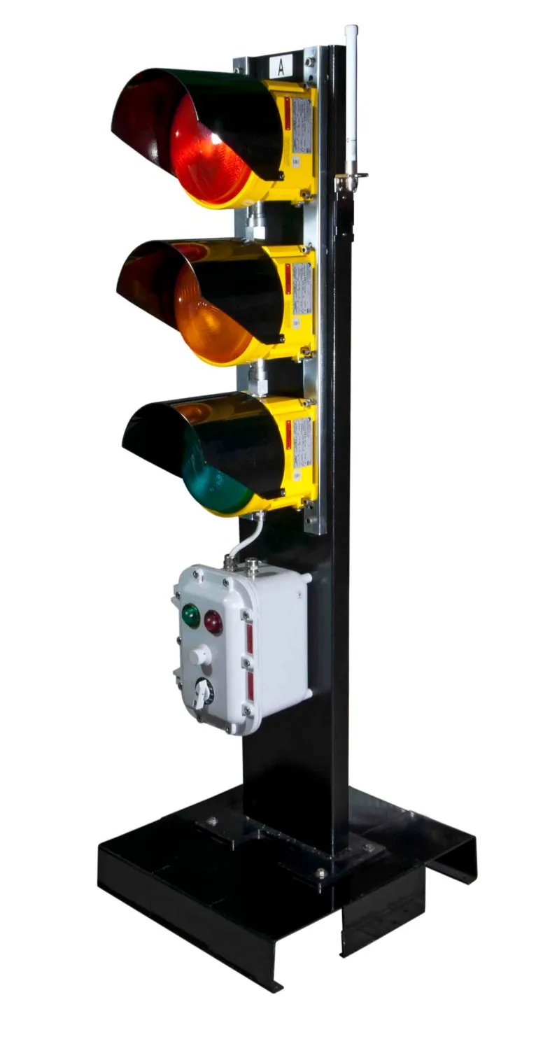 Een draagbaar verkeerslicht met rode, gele en groene lampen die verticaal op een zwarte standaard zijn gemonteerd, voorzien van een bedieningskastje met knoppen aan de onderkant.
